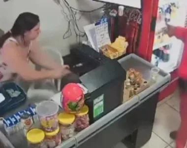 Bandidos invadiram o estabelecimento