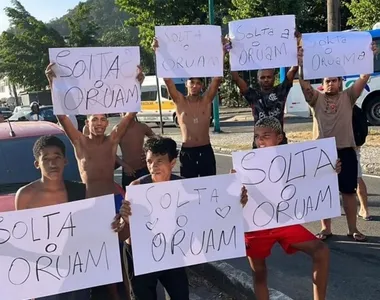 Fãs realizam protesto em frente a delegacia onde Oruam está detido