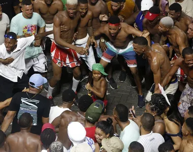 Foliões abriram a roda para o menino meter dança