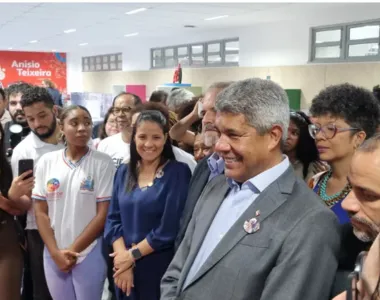 Secretária Rowenna Brito ao lado do governador Jerônimo Rodrigues e estudantes da rede estadual