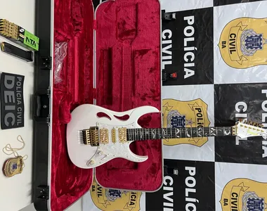 Guitarra e munições apreendidos na investigação.