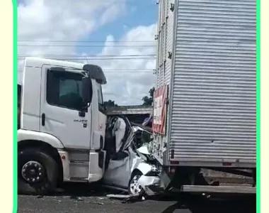 Apesar do carro ter ficado completamente destruído, o motorista não corre risco de korte