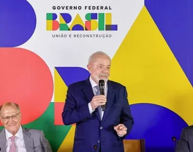 Presidente discursa ao lado do ministro da Casa Civil, Rui Costa, e do vice-presidente, Geraldo Alckmin