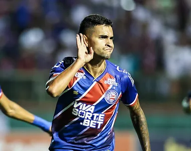 Matheus Firmino deu um peteleco na orelha de Nestor e foi expulso após revisão do VAR