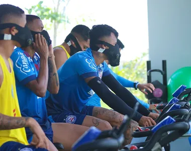 Jogadores treinam com máscaras de oxigênio para ajudar na adaptação à altitude