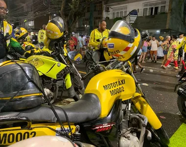 Mototaxista viaja quase 300km pra trabalhar no carnaval de Salvador, mas alega baixa procura por corridas