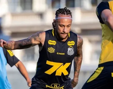 Neymar durante treino do Santos nesta terça (20)
