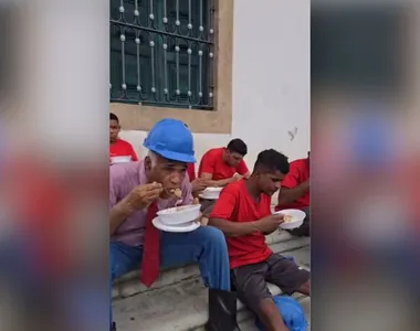 Pastor Isidório almoçando com outros voluntários