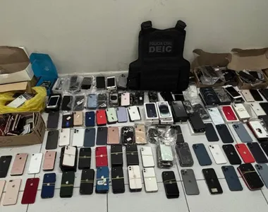 Um desmanche de celulares roubados no Carnaval de Salvador foi localizado nesta quarta-feira (12), na cidade de Alagoinhas