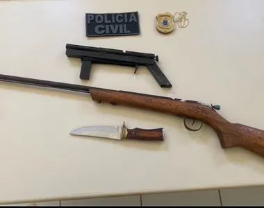 Armamento apreendido com o suspeito