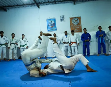 Projeto social acolhe jovens e forma campeões