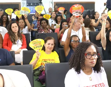 Professores realizaram protesto durante sessão