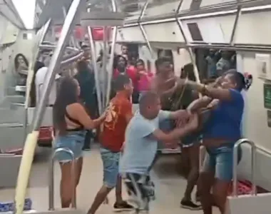 Homens e mulheres se envolvem em confusão