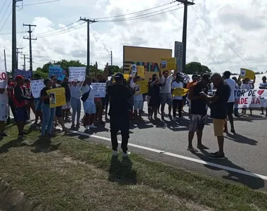 Protesto na entrada de Monto Gordo, localidade às margens da BA-099