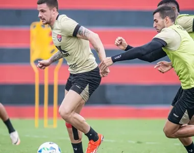 Renato Kayzer treina com o elenco do Vitória