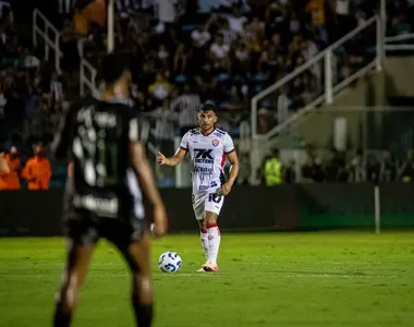 O volante Ronald em ação no jogo contra o Ceará no Presidente Vargas, em Fortaleza