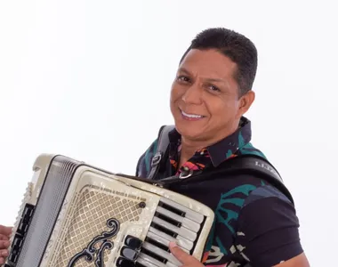 Cantor, compositor e sanfoneiro Targino Gondim