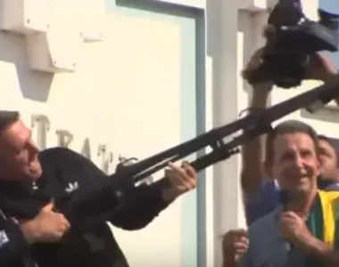 Bolsonaro falando que vai fuzilar a “petralhada”