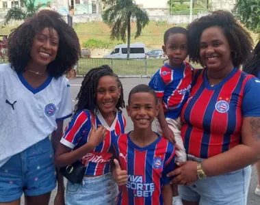 Giovana, a de camisa branca, e Juliane, de camisa tricolor com bebê no colo