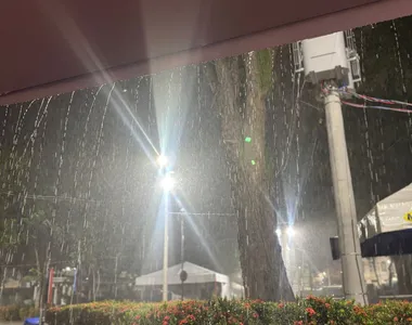 Mais um dia de Carnaval de Salvador em que a chuva acaba atrapalhando a folia