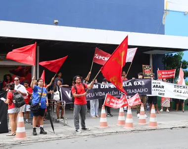 Manifestação aconteceu na porta de uma empresa na Cidade Baixa