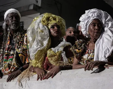 Na varanda, Vovô, Lorena e Dete aguardam o ritual de saída