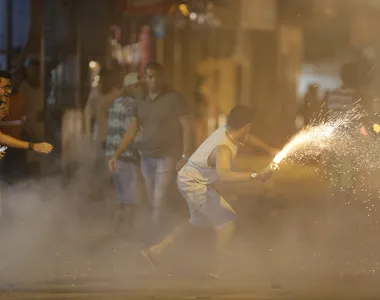 Guerra de espadas na Rua Doutor Almeida (conhecida como Urbis), Periperi, Subúrbio Ferroviário de Salvador (BA)