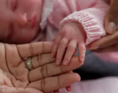 Proposta prevê psicólogo para os 'pais e mães' de bonecas reborn