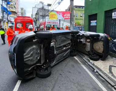 Carros capotam na Rua Carlos Gomes