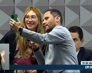 Senador Cleitinho gravando vídeo com Virgínia durante CPI