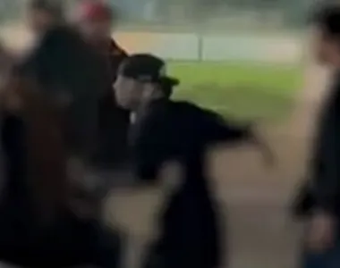 Tatuador ataca mulher com soco na barriga após jogar cachorro-quente em seus amigos
