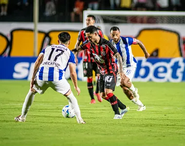 Leão precisa vencer fora de casa pra seguir com chances na competição
