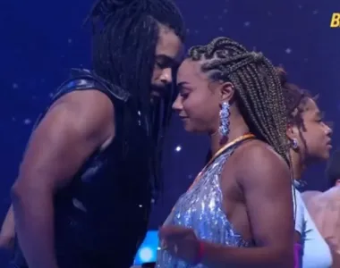 Aline e Diogo curtem festa 'coladinhos'