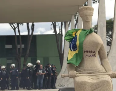 Frase pichada na Estátua da Justiça