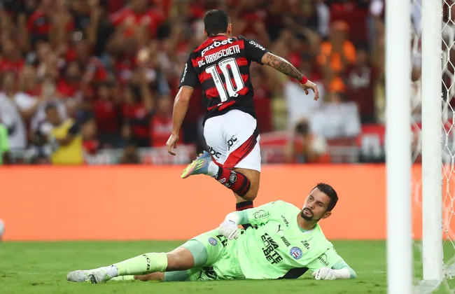 Imagem ilustrativa da imagem Bahia vacila no Maracanã e perde 12º jogo seguido para Flamengo
