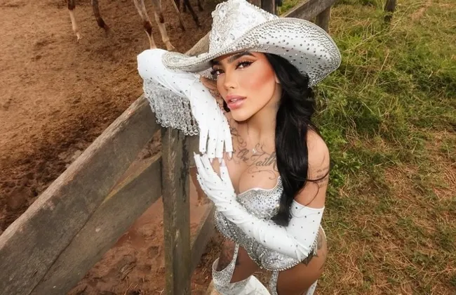 Imagem ilustrativa da imagem Veja: Mc Mirella dá beijão em mulher e revela que vai ficar solteira