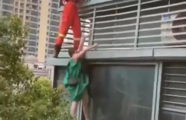 Imagem ilustrativa da imagem Vídeo! Bombeiro tenta impedir suicídio, mas acaba derrubando vítima