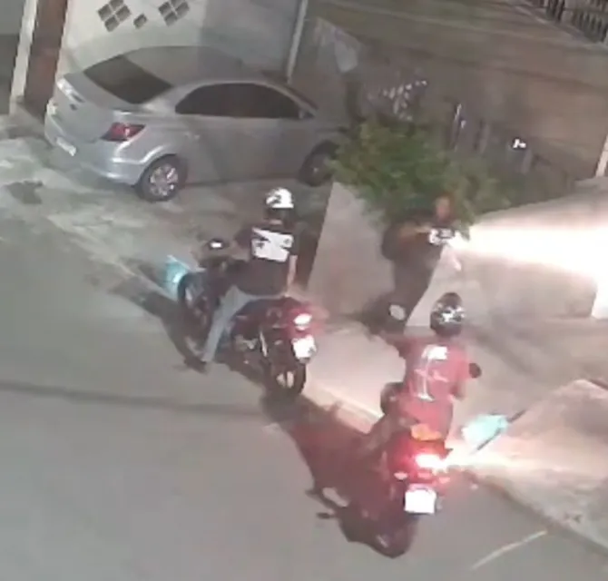 Imagem ilustrativa da imagem Câmera flagra motoqueiros assaltando mulher na Boca do Rio