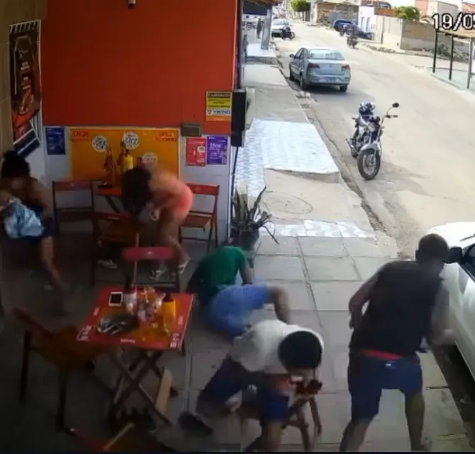Imagem ilustrativa da imagem Vídeo: homem deixa quatro pessoas baleadas no interior da Bahia
