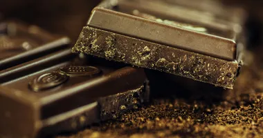 Imagem ilustrativa da imagem Dá espinha? Vicia? Confira 5 mitos e verdades sobre o chocolate