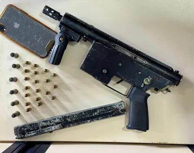 Arma encontrada na casa do suspeito