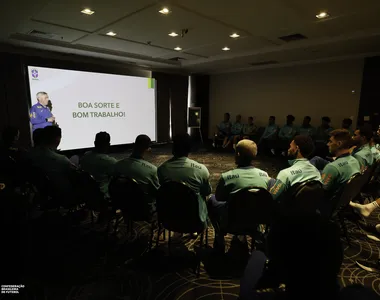 Ancelotti conversa com jogadores e comissão técnica