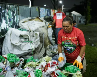Galera trabalha para reciclar material e tirar uma grana no São João