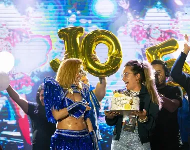 Joelma e sua equipe durante comemoração