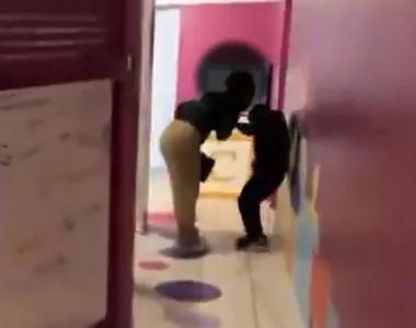 Mulher agride criança no ao vivo