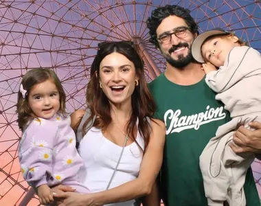 Thaila é casada com o ator Renato Góes e tem dois filhos