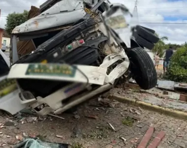 Veículo ficou completamente destruído por causa do forte impacto