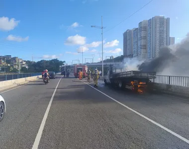 Caminhão ficou completamente destruído