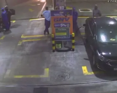 Carro estava abastecendo com Gás Natural Veicular (GNV)
