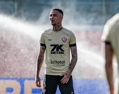 Vitória rescindiu contrato com o jogador nesta sexta (23)